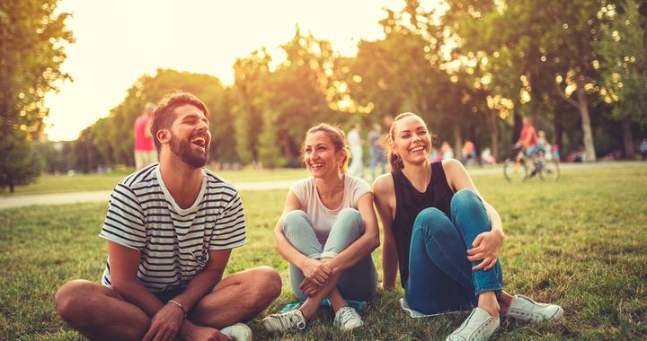 Jóvenes de la Generación Centennial aprendiendo a gestionar sus gastos de forma eficiente para lograr el bienestar financiero.